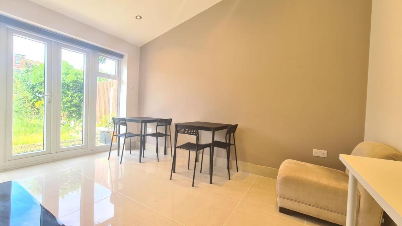 Cosy Room In East Ham Лондон Екстер'єр фото