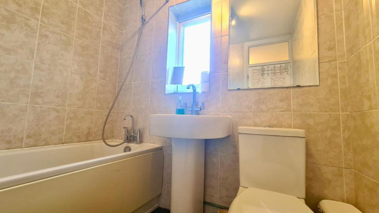 Cosy Room In East Ham Лондон Екстер'єр фото